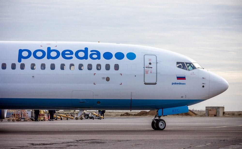 Самолет бюджетной авиакомпании "Победа" (входит в ОАО "Аэрофлот") в аэропорту города.